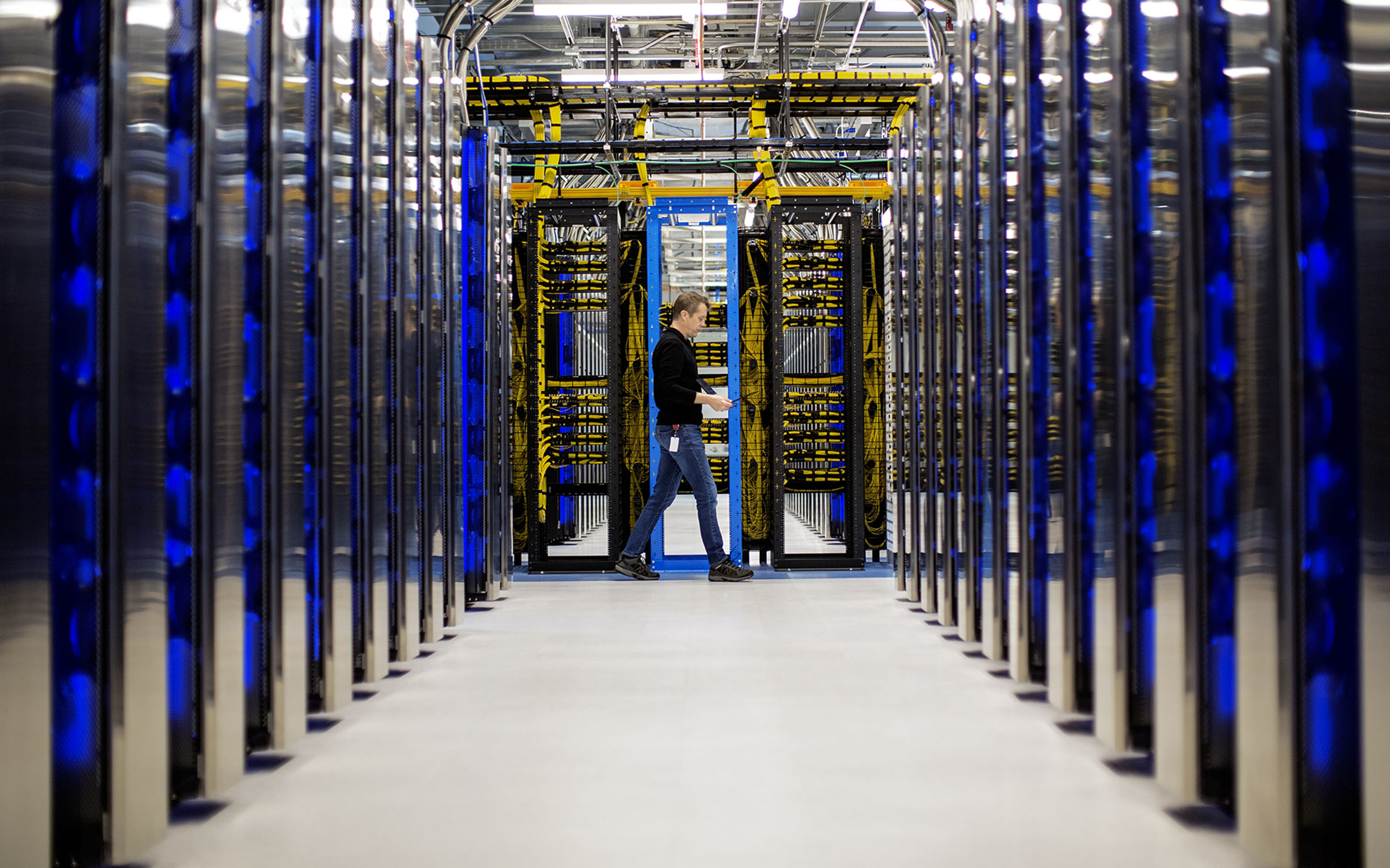 MSC17_dataCenter
Microsoft Contact: Stephen Smith (stepsmit)
Agency: Cinco Design
Agency Contact: Kate Callahan (kate@cincodesign.com)
Photographer: Amy Sacka (http://www.amysackaphotography.com/)
Shoot month: March 2017
Location: Portland, OR
Business: LinkedIn Datacenter